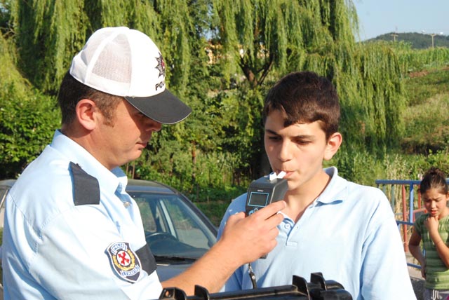 17 yaşındaki Ehliyetsiz sürücü yayaya çarptı