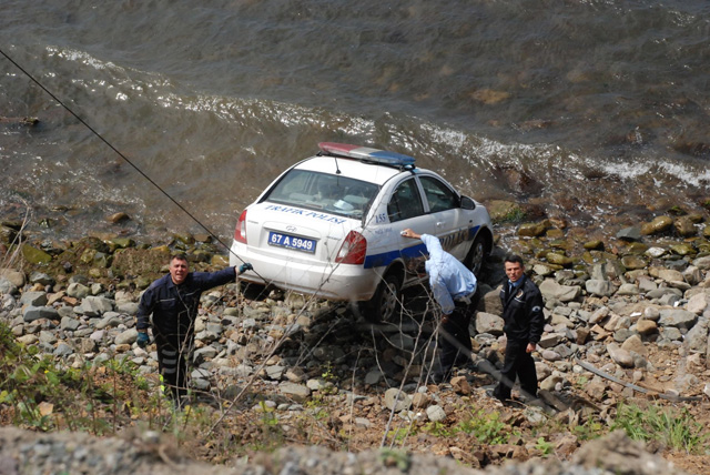 El freni çekilmeyen Polis otosu denize uçtu