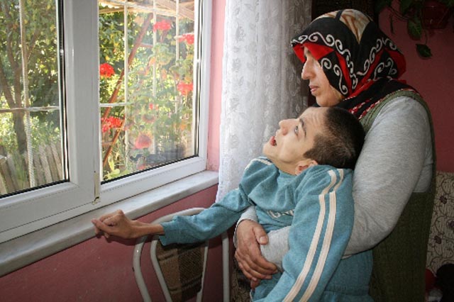 ELİ ÖPÜLESİ ANNE...