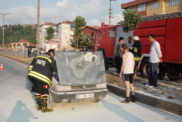 Emanet aldığı otomobil aniden alev aldı