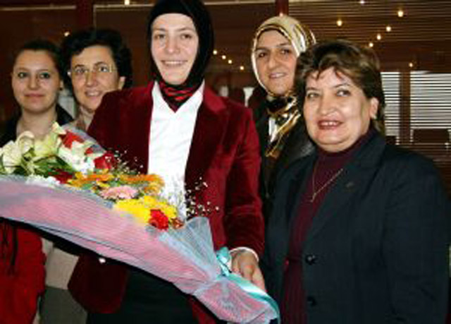 Emine Çift, 5i biryerde istedi!..