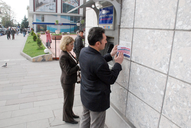 Emniyet kontör dolandırıcılarına karşı vatandaşı afişle uyarıyor