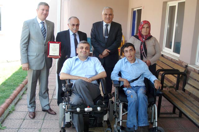 Engelli annesinin sevinç gözyaşları