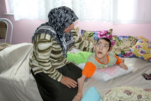 ENGELLİ OĞLUNA BAKAN ANNENİN MAĞDURİYETİ GİDERİLECEK..