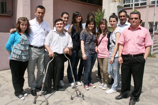 Engelli öğrencinin mezuniyet sevinci