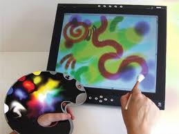 ENGELLİ RESSAM FIRÇA DARBELERİYLE HAYATA TUTUNUYOR..