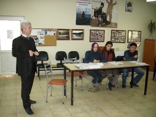 ENGELLİLER DEVLET MEMURU OLMAK İÇİN KURS GÖRÜYOR..