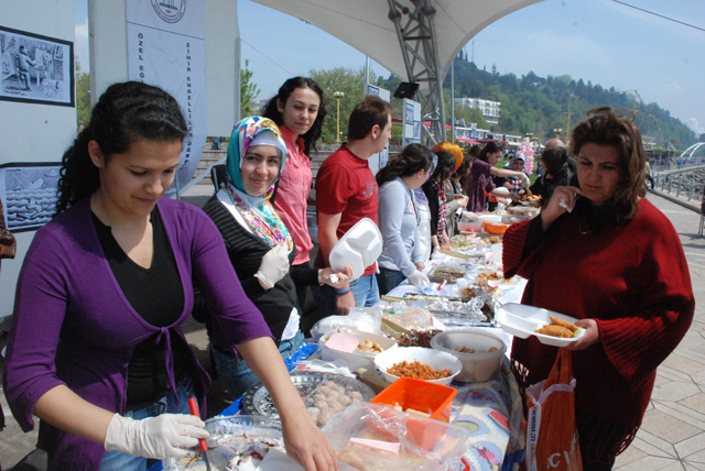 Engelliler için kermes düzenledi