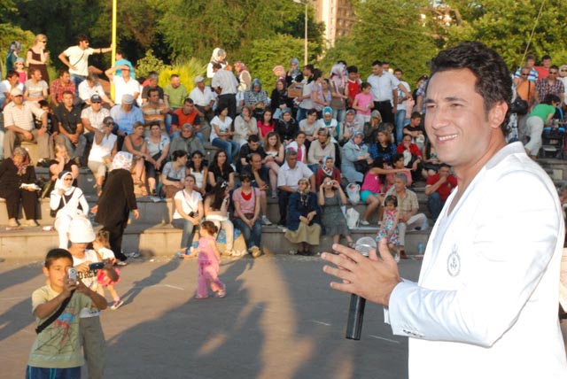 Engin Atalayın konserinde 25 bin Patos Cips dağıtıldı...