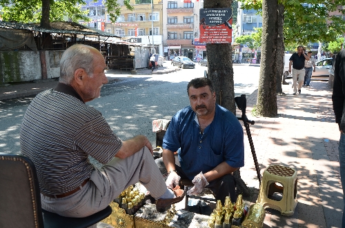 ER VE ERBAŞLARIN AYAKKABILARINI 5 YILDIR ÜCRETSİZ BOYUYOR..