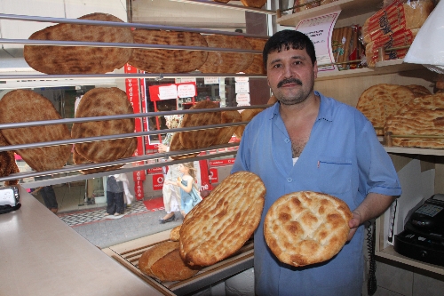 EREĞLİ HALKI SAHUR İÇİN TIRNAKLI PİDEYE AKIN EDİYOR..