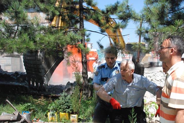 Belediye ekipleri İHL duvarını yıktı...