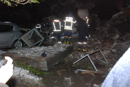 EREĞLİDE İSTİNAT DUVARI ARAÇLARIN ÜZERİNE ÇÖKTÜ..