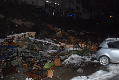 EREĞLİDE İSTİNAT DUVARI ÇÖKTÜ..