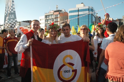 EREĞLİDEKİ TURİSTLERİN GALATASARAY AŞKI..