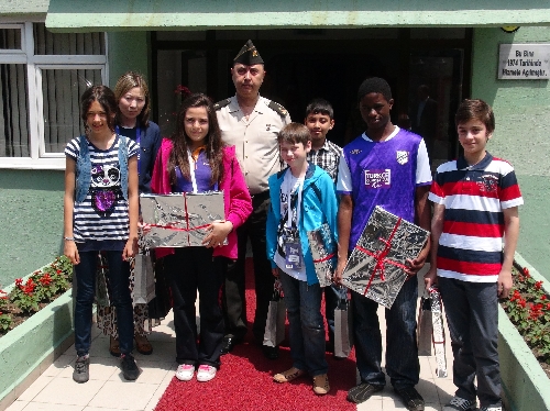 ES, OLİMPİYAT ÖĞRENCİLERİNİ, ÇOCUKLARI İLE AĞIRLADI..