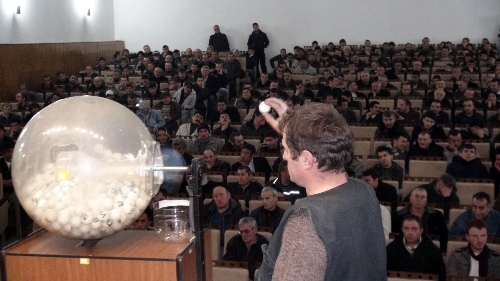 ESKİ HÜKÜMLÜLERİN KURAYLA İŞE GİRME SEVİNCİ..