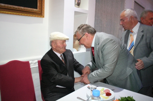 ESKİ MEZUNLAR HAKKI ÖĞRETMENLERİNİN ELİNİ ÖPTÜ..