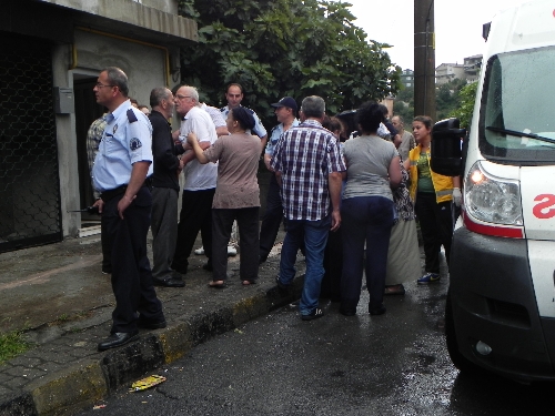 EV SAHİBİ KİRACI TARTIŞMASINDA 4 KİŞİ YARALANDI..