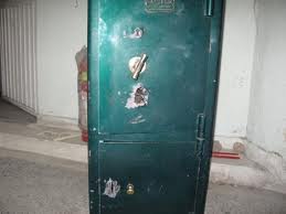 EVİN DEPOSUNDAKİ ÇELİK KASAYI ÇALDILAR..