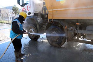 HAFRİYAT KAMYONLARI YIKANMAYA BAŞLADI
