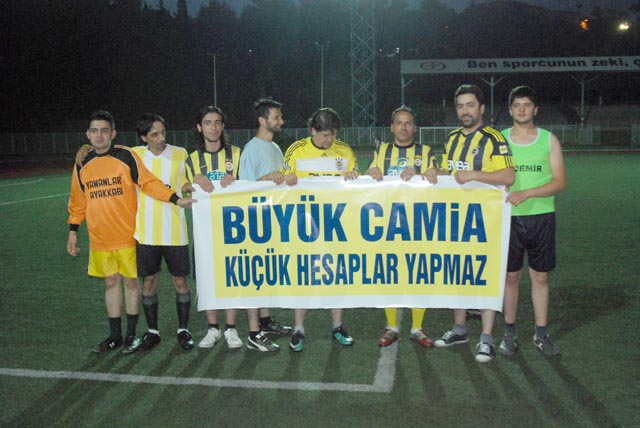 Fenerbahçeli gazeteciler takımlarına pankartla destek verdi