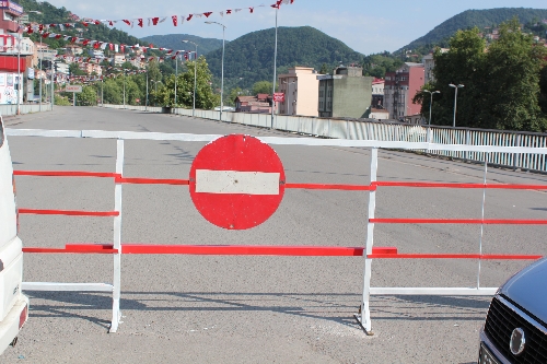 FEVKANİ KÖPRÜSÜ TEHLİKE NEDENİYLE TRAFİĞE KAPATILDI..