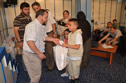 YETİM ÇOCUKLAR BAYRAMLIK ELBİSEYLE SEVİNDİRİLDİ..