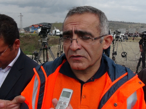 FİLYOS ÇAYINA DÜŞEN 3 KİŞİ, KÖPRÜYE YÜRÜRKEN GÖRÜNTÜLENMİŞ..