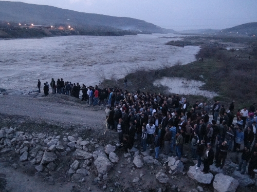 FİLYOS ÇAYINA DÜŞEN ALKOLLÜ ŞAHIS, GÜÇLÜKLE KURTARILDI..