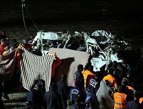 FİLYOS ÇAYINA DÜŞEN MİNİBÜS ÇIKARTILDI..