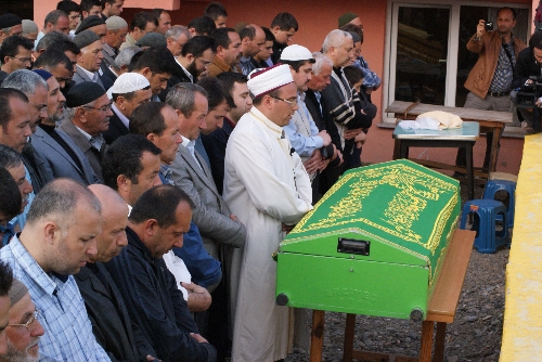 FİLYOS ÇAYINA KAPILAN MİNÜBÜSTE ÖLEN KADIN TOPRAĞA VERİLDİ..