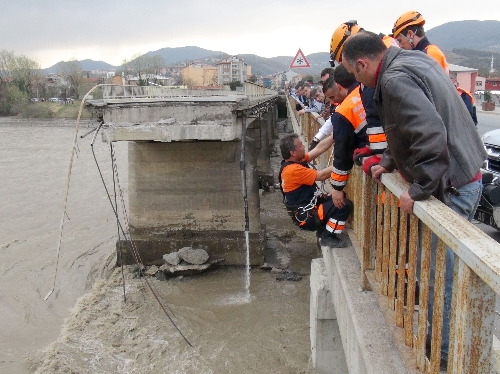 FİLYOS ÇAYINDA KAYBOLAN 15 KİŞİYİ ARAMA ÇALIŞMALARI SÜRÜYOR..