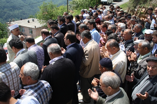 FİLYOS ÇAYINDA KAYBOLANLAR İÇİN GIYABİ CENAZE NAMAZI KILINDI..