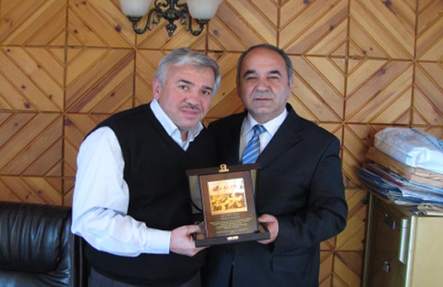 İHRACATÇIDAN ANLAMLI PLAKET...