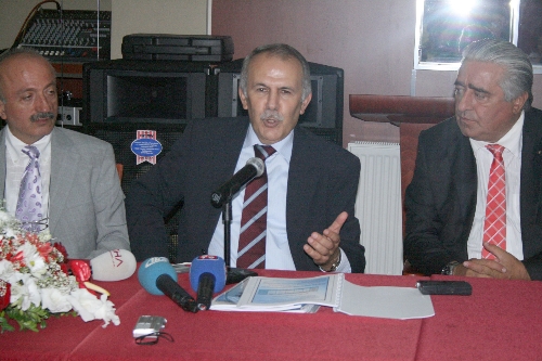 GAZETECİLERLE VEDALAŞTI...