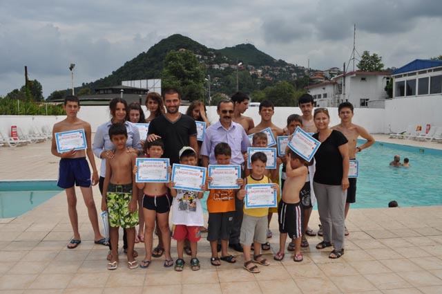Geleceğin yüzücüleri başarı belgelerini aldılar