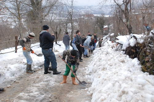GREYDER GELMEDİ, YOLU MAHALLELİ KÜREKLE AÇTI..