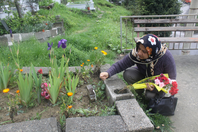 Grizuda oğlunu kaybeden anne oğlunun mezarına çiçek bıraktı