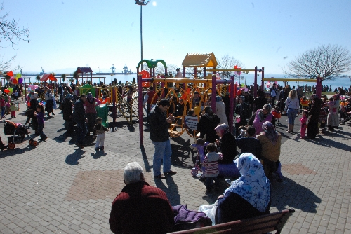 GÜNEŞLİ HAVADA SAHİLLE AKIN ETTİLER..