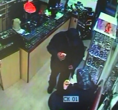 GÜVENLİK KAMERASINA YAKALANDILAR..