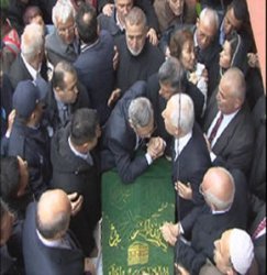 HABERAL, ANNESİNİN CENAZE TÖRENİNE KATILDI..