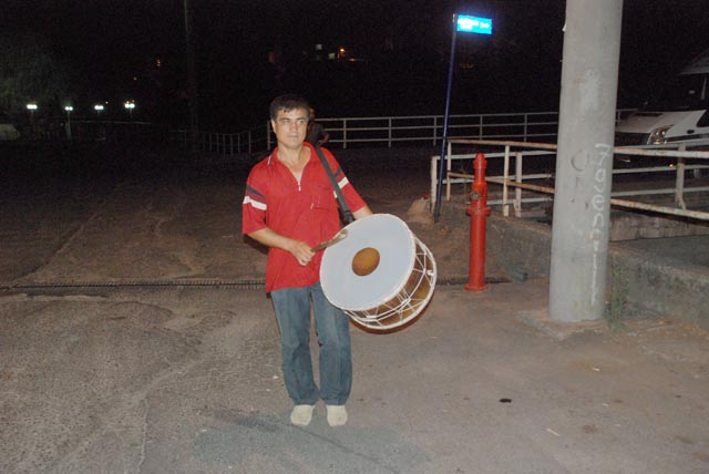 Halk davulculara tepkili