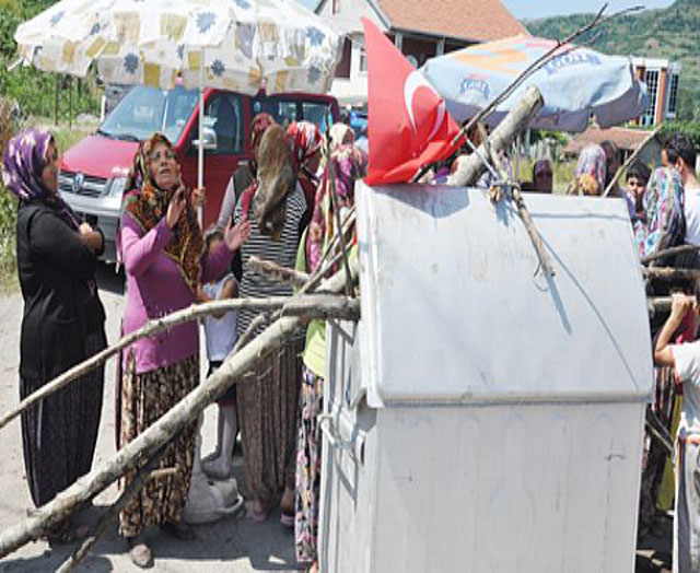 Hamzafakıhlı halkı köy içinden geçen yolu trafiğe kapattı
