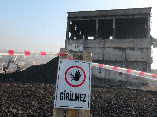 HARABE BİNANIN YIKIMINA BAŞLANDI..