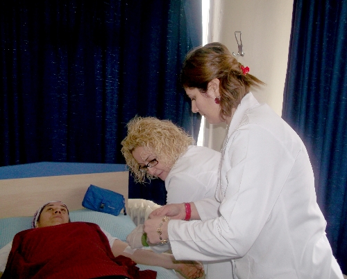 HASTALAR EVLERİNDE TEDAVİ EDİLİYOR..