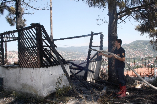 HASTANE ÖNÜNDE ÇIKAN YANGIN KORKUTTU..