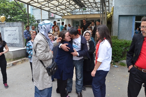 HASTANE ÖNÜNDE GÖZÜ YAŞLI ANNENİN FERYATLARI..