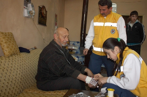 HASTANEYE GİDEMEYEN HASTANIN İMDADINA SAĞLIK EKİPLERİ YETİŞTİ..