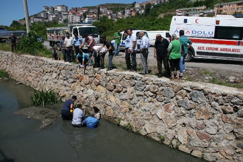 HASTANEYE YATMAK İSTEMEYEN KADIN SU KANALINA ATLADI..